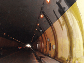 贵州：狮子山隧道顶端多处漏水